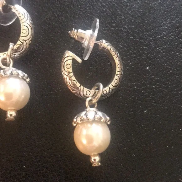 Silver and dangling Pearl earring by Liz & Co. - Picture 3 of 6